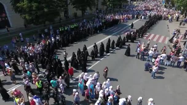 La procesión de la Iglesia ortodoxa ucraniana del Patriarcado de Moscú — Vídeo de stock