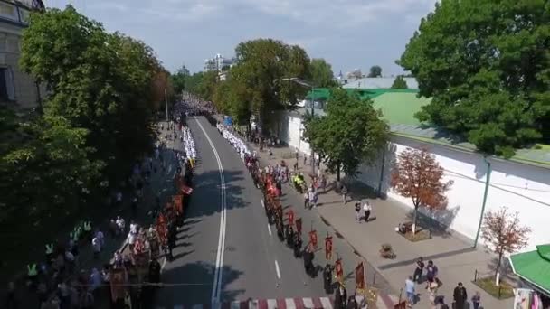 Processionen av den ukrainska ortodoxa kyrkan för det Moskva-patriarkatet — Stockvideo