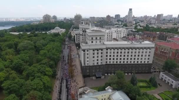 De processie van de Oekraïens-orthodoxe kerk van het patriarchaat van Moskou — Stockvideo