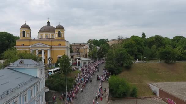 Processionen av den ukrainska ortodoxa kyrkan för det Moskva-patriarkatet — Stockvideo