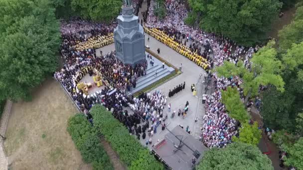 Processionen av den ukrainska ortodoxa kyrkan för det Moskva-patriarkatet — Stockvideo