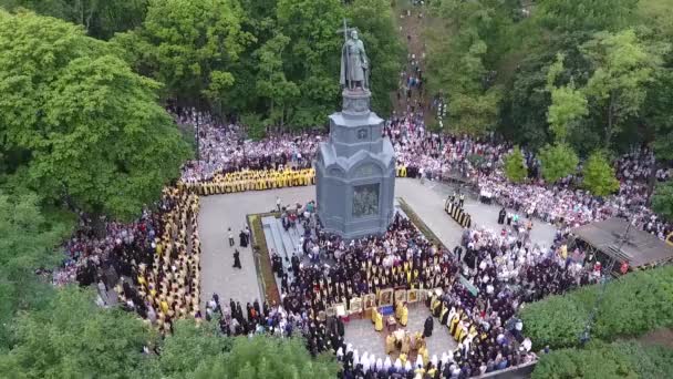 Processionen av den ukrainska ortodoxa kyrkan för det Moskva-patriarkatet — Stockvideo