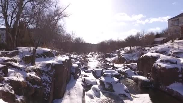 Snowy mountain river. Winter. — Stock Video