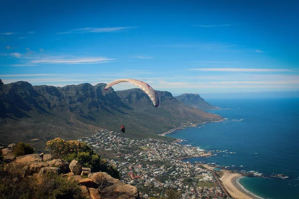 Paragliding over Lion' Head Mountain, Cape Town, South Africa — Stock Photo, Image
