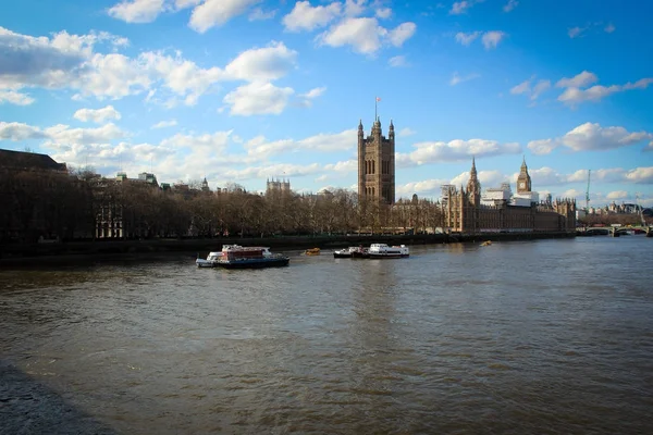 Rio Tamisa e vista do Parlamento de Londres, Inglaterra — Fotografia de Stock