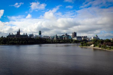 Parlamento Hill tarafından yaz, Kanada Ottawa doğal görünümünde