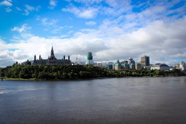 Parlamento Hill tarafından yaz, Kanada Ottawa doğal görünümünde