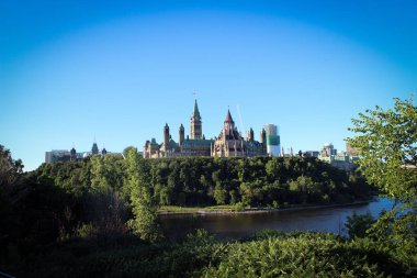 Parlamento Hill tarafından yaz, Kanada Ottawa doğal görünümünde