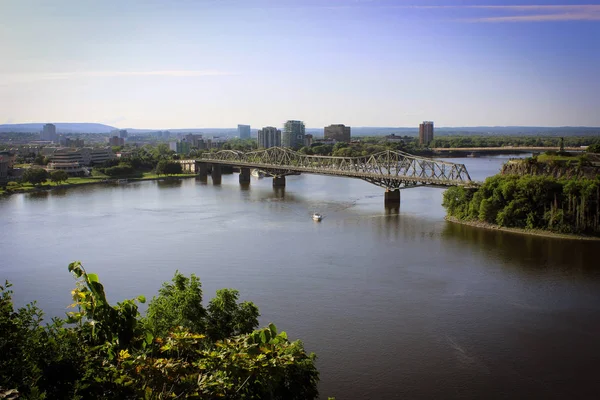 Ottawa nehir ve köprü yaz, Ottawa, Kanada ile doğal görünümünü