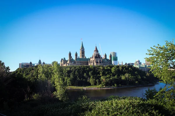Parlamento Hill tarafından yaz, Kanada Ottawa doğal görünümünde