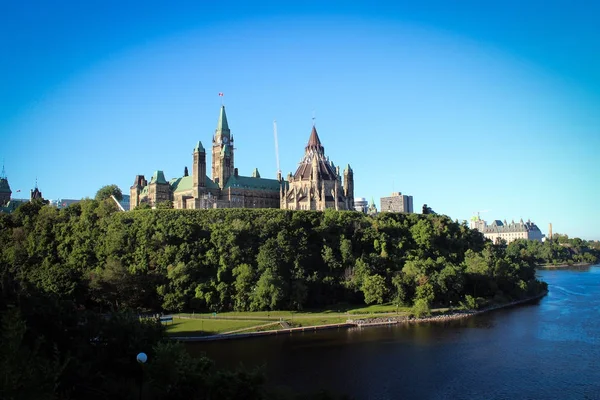 Parlamento Hill tarafından yaz, Kanada Ottawa doğal görünümünde