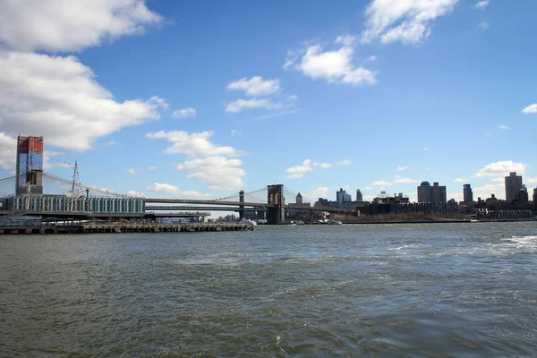 Brooklyn Köprüsü ve Hudson Nehri görünümü, New York City