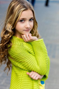 Güzel sarışın bir kızın portresi.