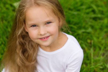 Güzel küçük bir kızın portresi. 