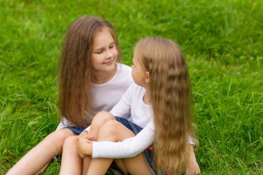 Güzel kız doğa istirahat