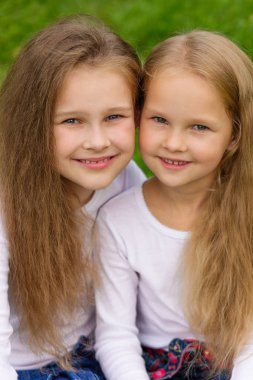 Güzel kız doğa istirahat