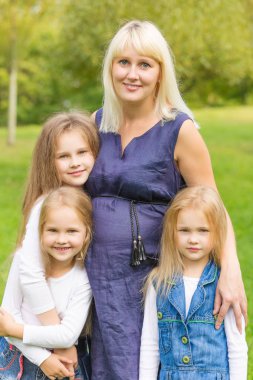 Genç hamile anne ile kızı bir parkta