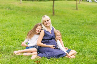 Genç hamile anne ile kızı bir parkta