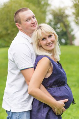 Ailenin bir parkta genç hamile anne