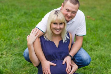 Ailenin bir parkta genç hamile anne