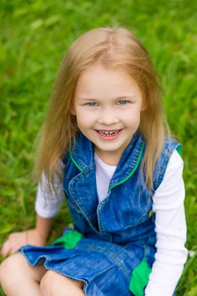 Portrait of a beautiful little girl — Stock Photo, Image