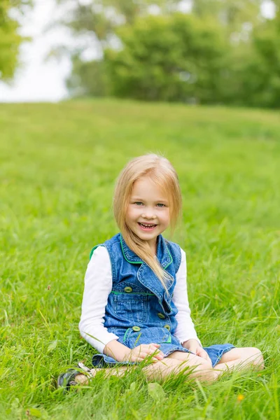 Potret seorang gadis kecil yang cantik — Stok Foto