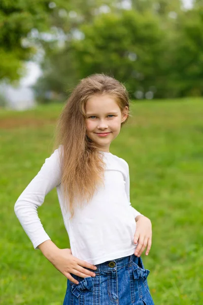 Πορτρέτο ενός όμορφου μικρού κοριτσιού — Φωτογραφία Αρχείου