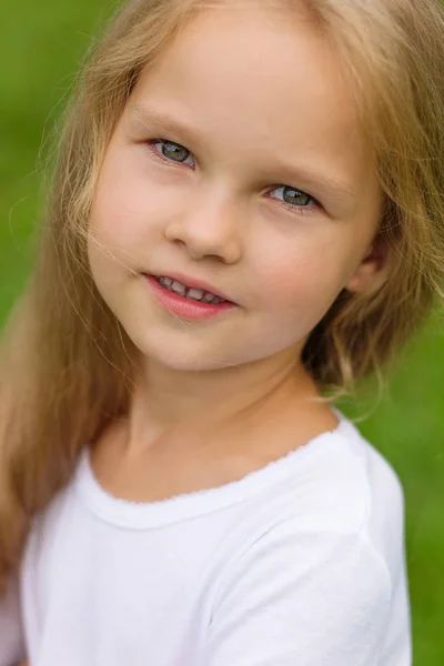Portrait d'une belle petite fille — Photo