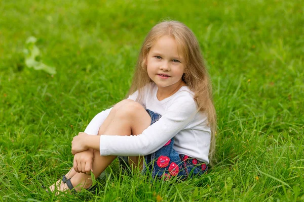 Portrait of a beautiful little girl — Stock Photo, Image