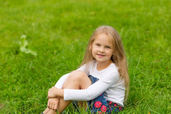 Portrait of a beautiful little girl — Stock Photo, Image