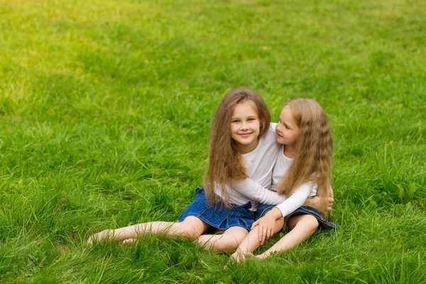 Schöne Freundin, die sich auf der Natur ausruht — Stockfoto