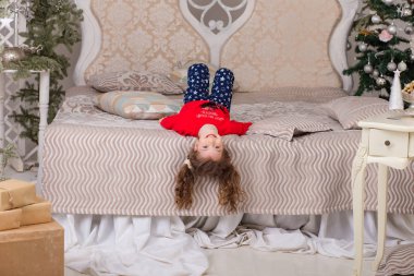 Tatlı kız pijama yatmaya hazırlanıyor