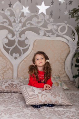 Tatlı kız pijama yatmaya hazırlanıyor