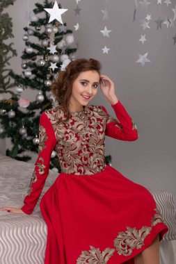 Noel ağacı, kırmızı uzun elbiseli güzel kız