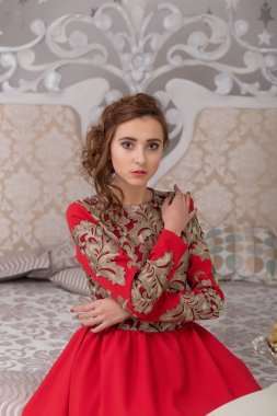 Noel ağacı, kırmızı uzun elbiseli güzel kız