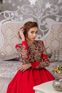 Noel ağacı, kırmızı uzun elbiseli güzel kız