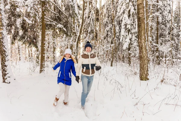 The guy and the girl have a rest in the winter woods. — Stock Photo, Image