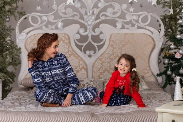 Vackra barn spela i sin pyjamas på sängen innan goin — Stockfoto