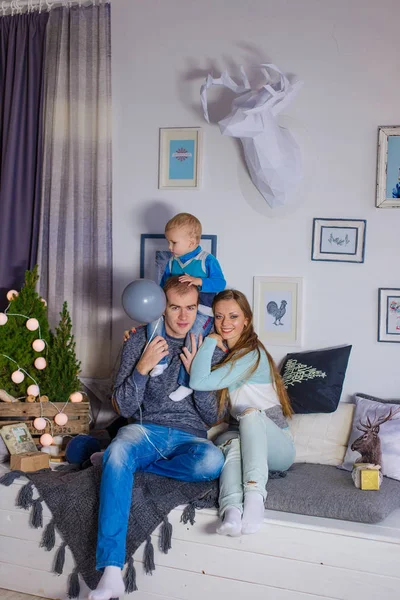 Famiglia in attesa di un nuovo anno. Famiglia con piccolo figlio seduto ne — Foto Stock