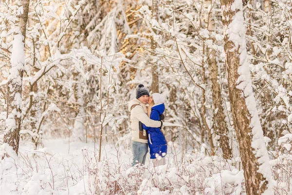 The guy and the girl have a rest in the winter woods. — Stock Photo, Image