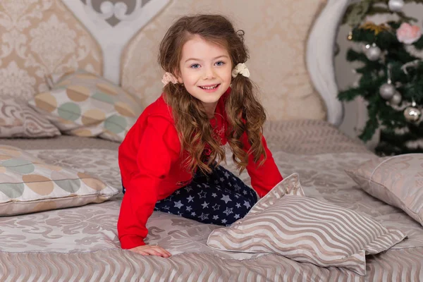 Doce menina de pijama se preparando para a cama — Fotografia de Stock