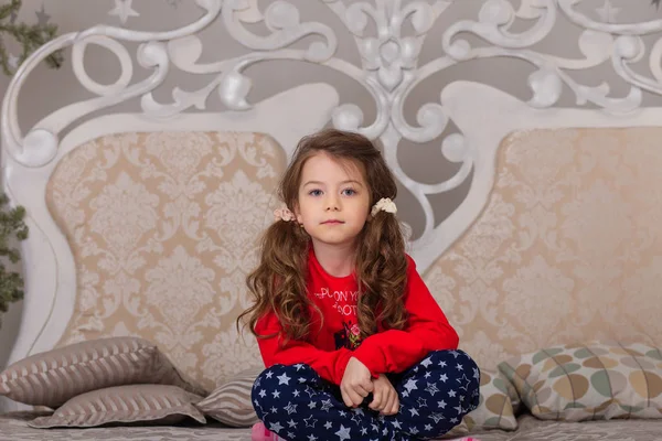 Süßes Mädchen im Pyjama macht sich bereit fürs Bett — Stockfoto