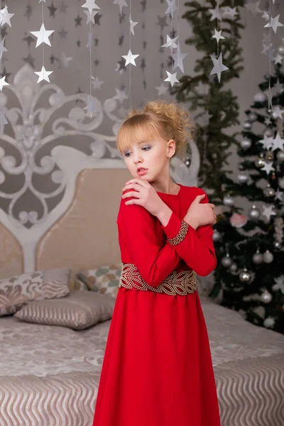 Ritratto di una giovane bella bionda vestita di rosso al Chris — Foto Stock