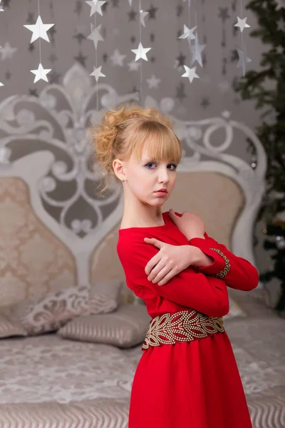 Retrato de uma jovem bela loira em um vestido vermelho no Chris — Fotografia de Stock