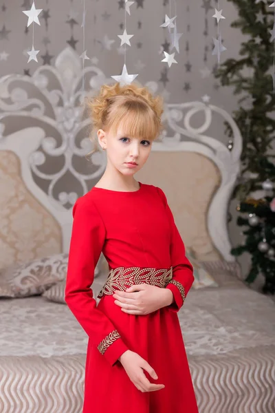 Porträtt av en ung vacker blondin i en röd klänning på Chris — Stockfoto