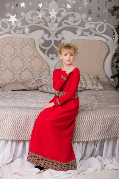Portret van een jonge mooie blonde in een rode jurk op de Chris — Stockfoto