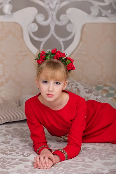 Retrato de uma jovem bela loira em um vestido vermelho no Chris — Fotografia de Stock