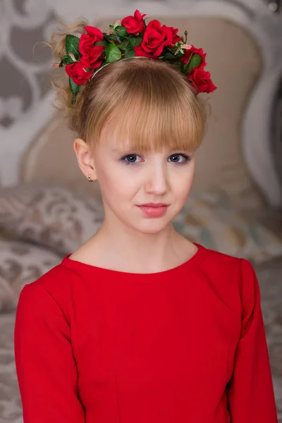 Πορτρέτο του μια νεαρή όμορφη ξανθιά σε ένα κόκκινο φόρεμα με τον Chris — Φωτογραφία Αρχείου