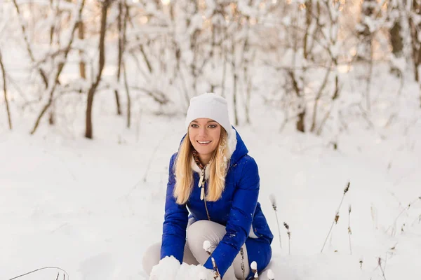 La muchacha descansan en el bosque invernal . — Foto de Stock