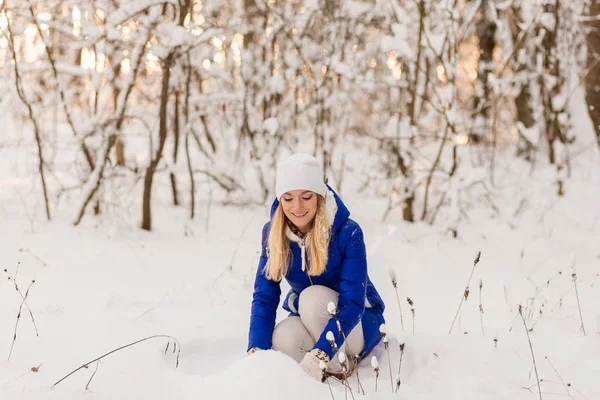 Flickan har en vila i vinter skogen. — Stockfoto